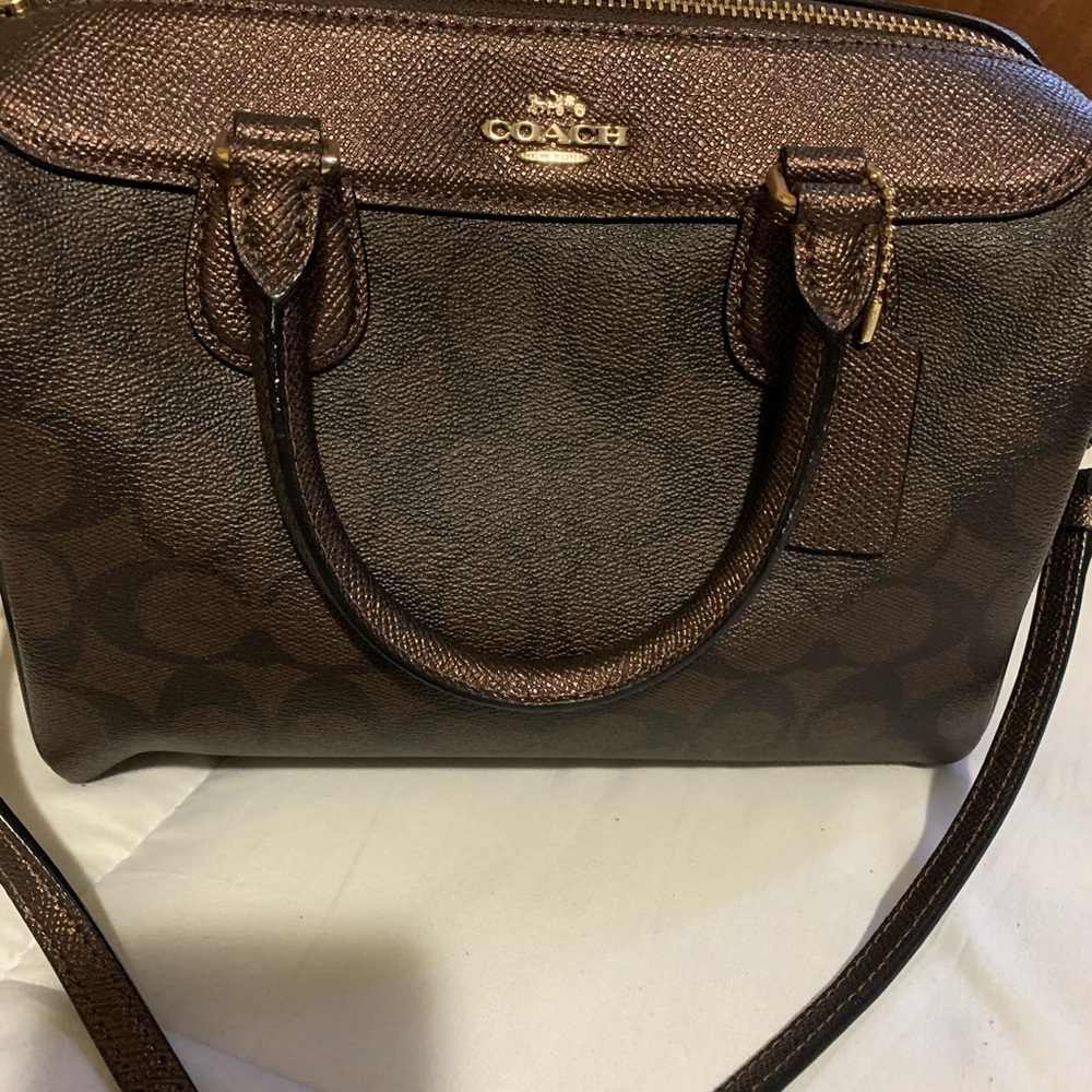 COACH. No signs of wear crossbody strap not a mini. 💜